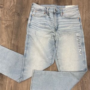 American Eagle men’s light wash jeans. Athletic Straight leg 30x30